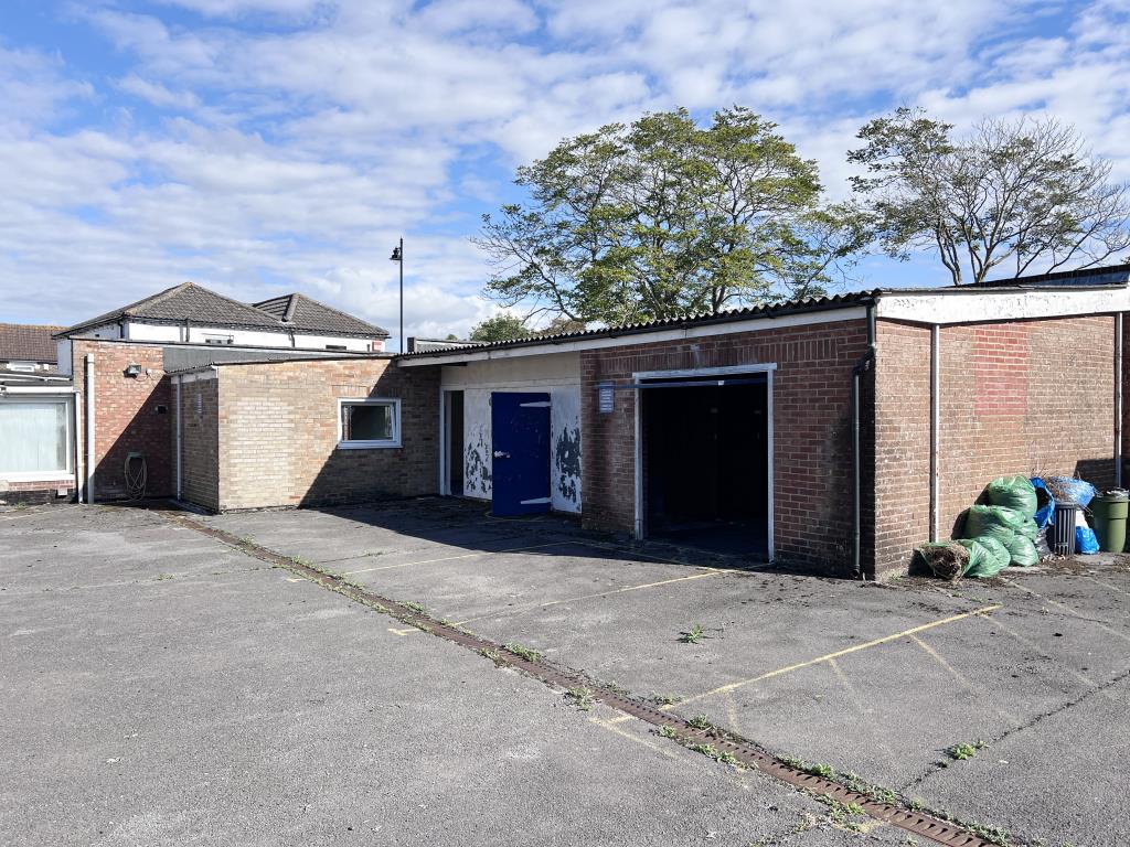 Lot: 91 - FREEHOLD DEVELOPMENT SITE - Garage block in carpark